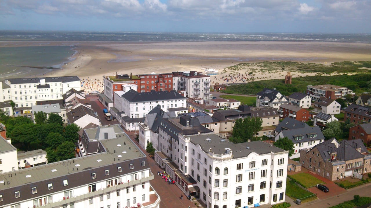 Ausblick vom Leuchturm auf`s Hotel Strandhotel Hohenzollern