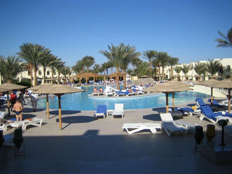 Blick vom Haupthaus auf den Pool Palm Beach Resort