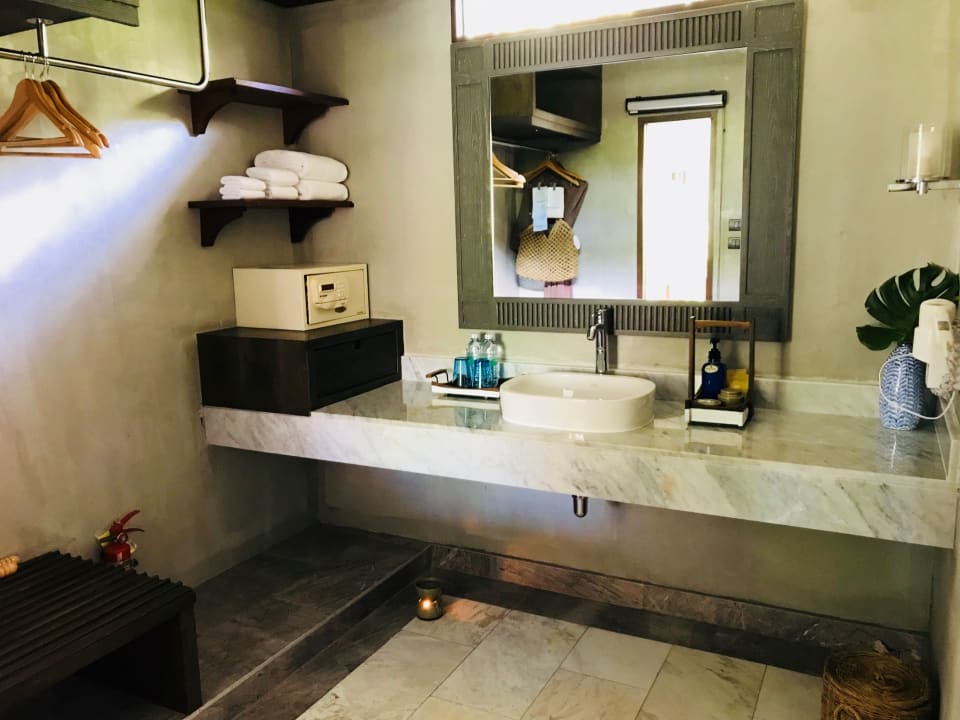 Für die Kleider und Waschbecken  NH Collection Samui Peace Resort