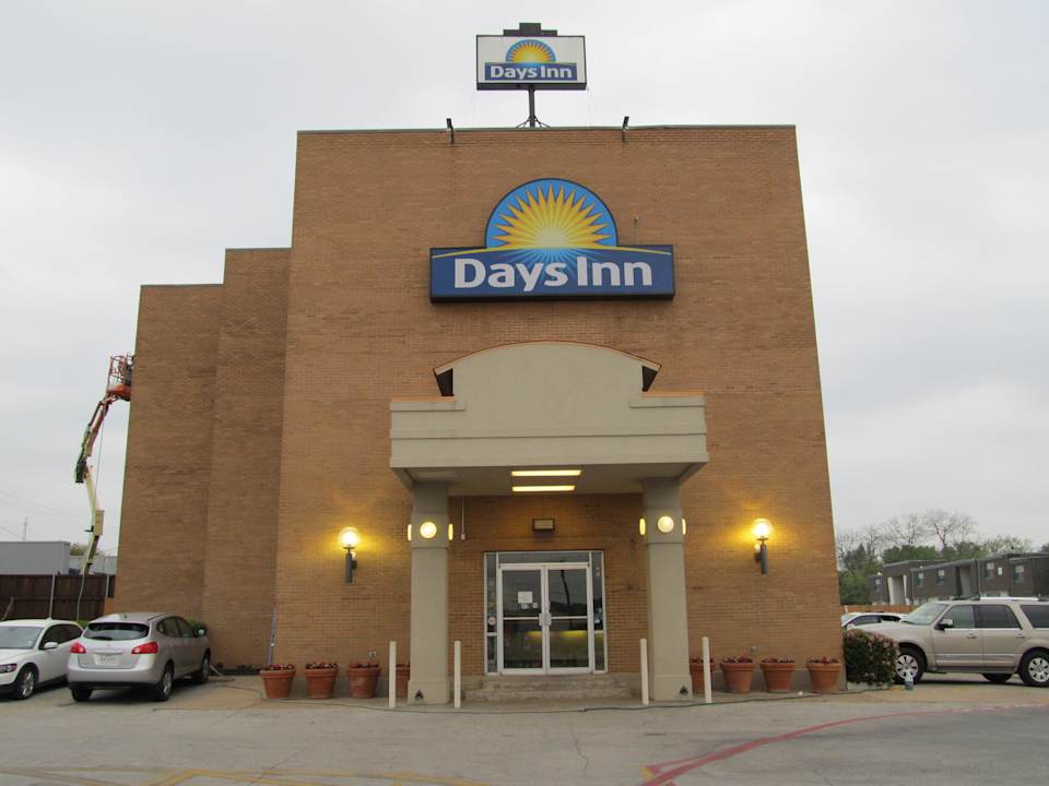 Eingang Hotel Days Inn Six Flags Ballpark
