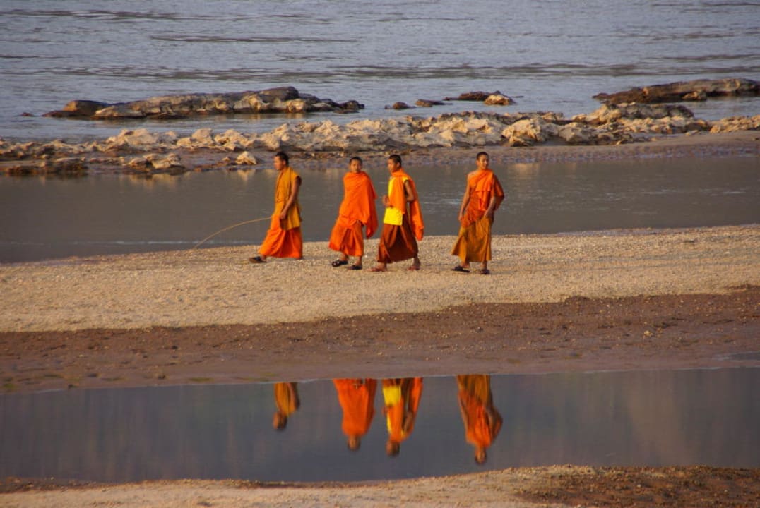 Mönche am Mekongufer Hotel Mekong Riverview