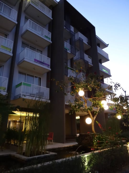 Zimmer mit Balkon zur Straße  Hotel Ibis Styles Bali Benoa