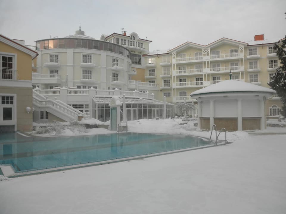 Hotelansicht mit Außenpool A-ROSA Strandidyll Heringsdorf