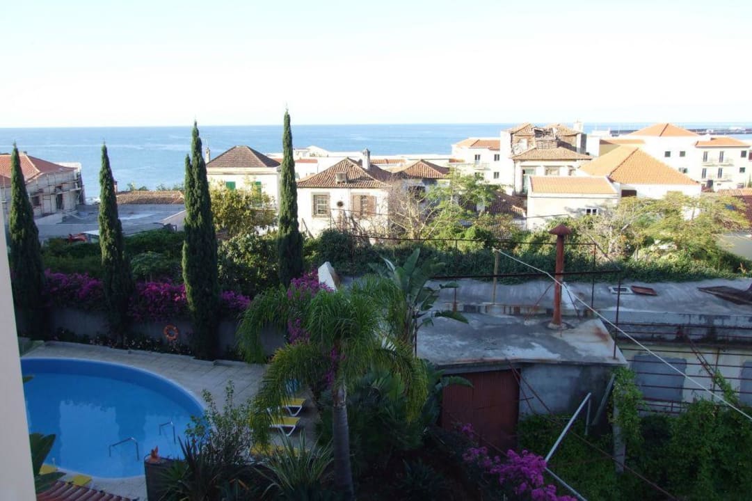 Balkonblick zum Pool Hotel Albergaria Dias