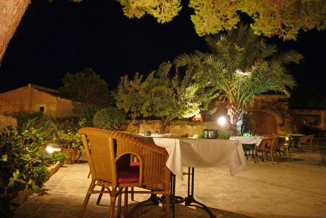 Terrasse am Abend Hotel Sa Galera