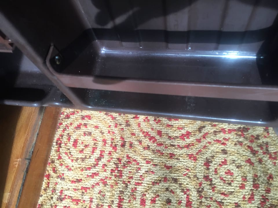 Stehendes Wasser im Kühlschrank Swiss-Belhotel Sharjah