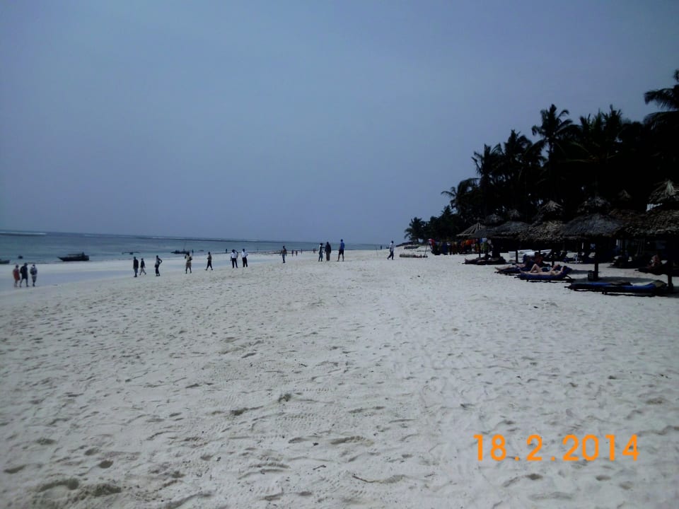 Strand mit Hotelliegen Hotel Southern Palms Beach Resort