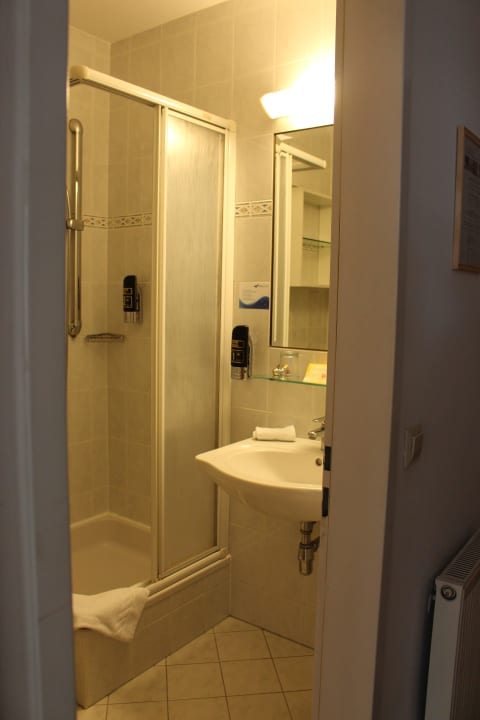 Badezimmr klein Lisi Family Hotel Reith bei Kitzbühel