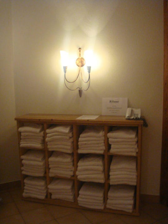 Handtuchvorrat elaya hotel steinplatte