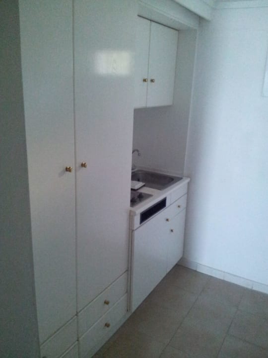 Küche und der Zweite Schrank Pallini Beach Hotel
