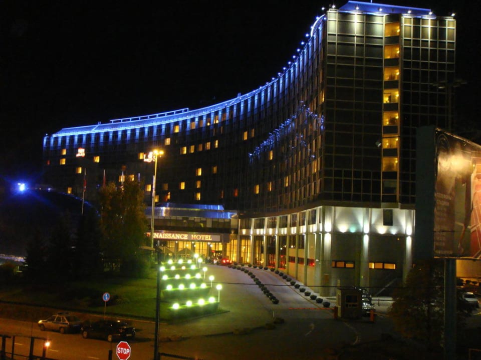 Hotel bei Nacht AZIMUT Hotel Moscow Olympic