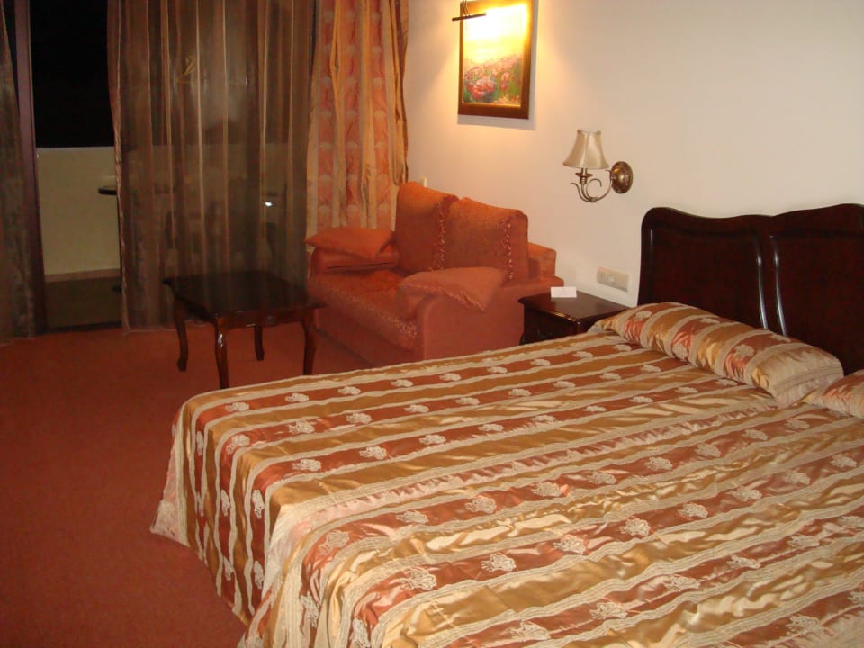 Łózko - w tle balkon GRIFID Aqua Club Bolero