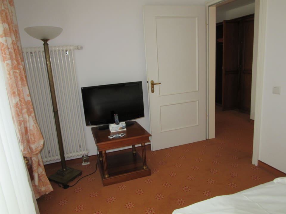 Fernseher im Schlafzimmer Victor's Residenz-Hotel Berlin Mitte