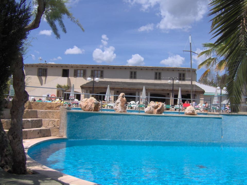 Kleine Poolanlage mit sehr kleiner Bar Club Simó Hotel by Senator