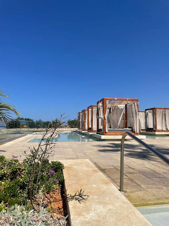 Pool The Royal Senses Resort, Curio Collection by Hilton