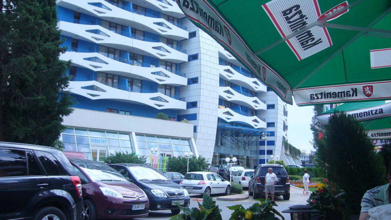 Blick auf das Hotel von dem Restaurant gegenüber Hotel Trakia Plaza