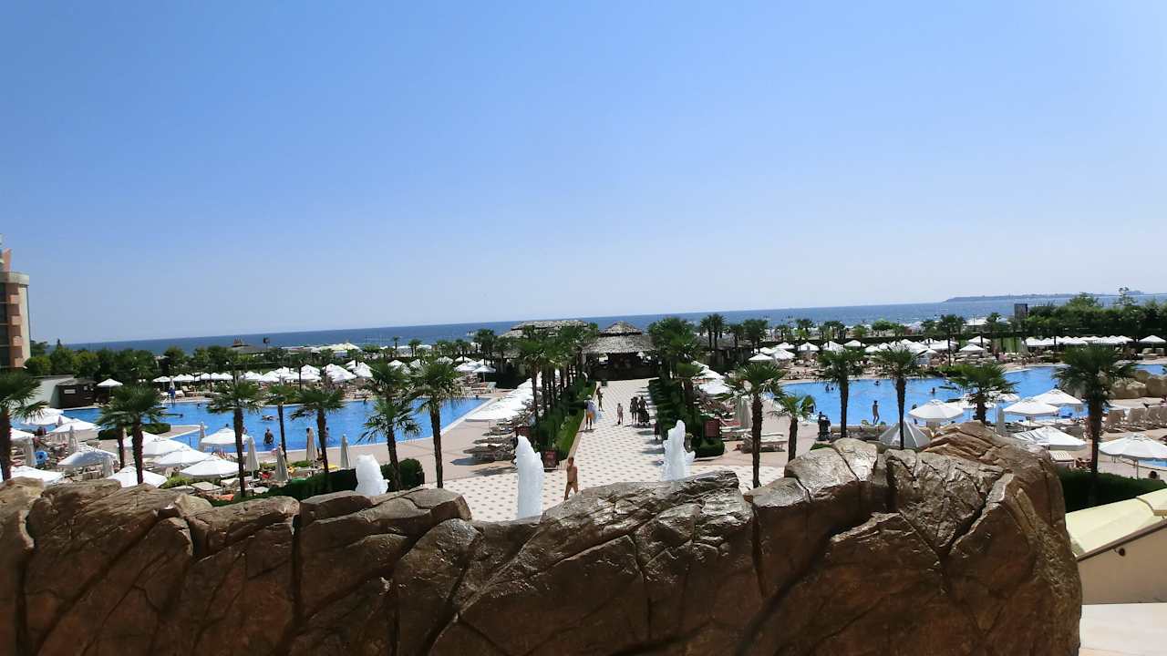 Mittagsblick von Terrasse über Pool zum Meer  DIT Majestic Beach Resort