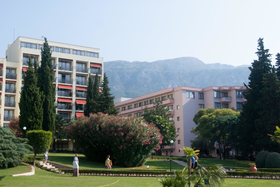 Территория отеля Iberostar Waves Bellevue