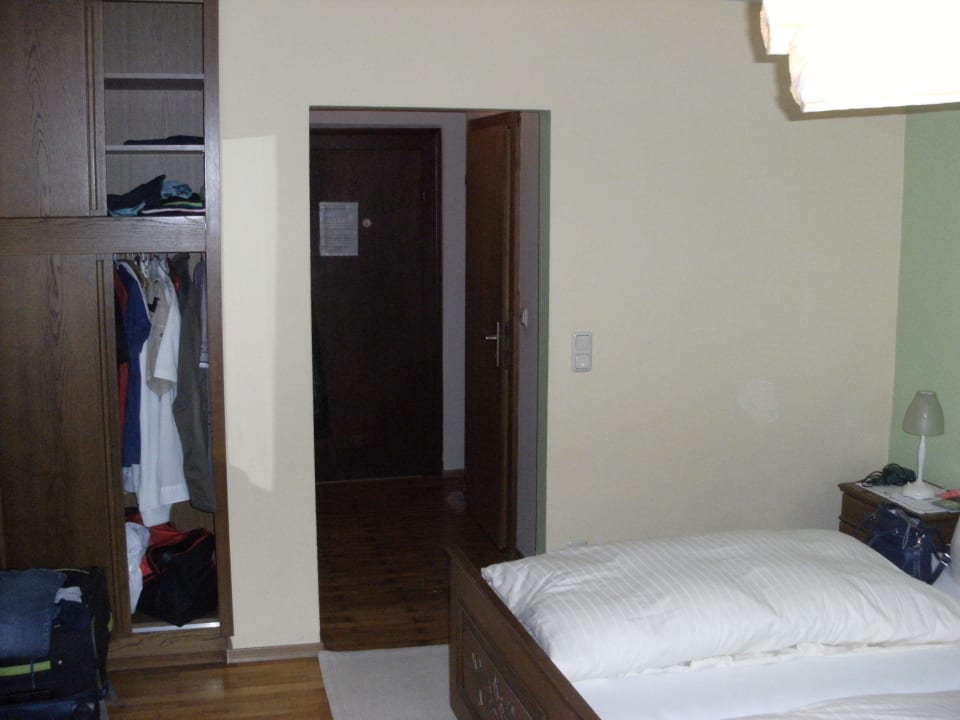 Eingang mit Bett Hotel Gasthof Kern