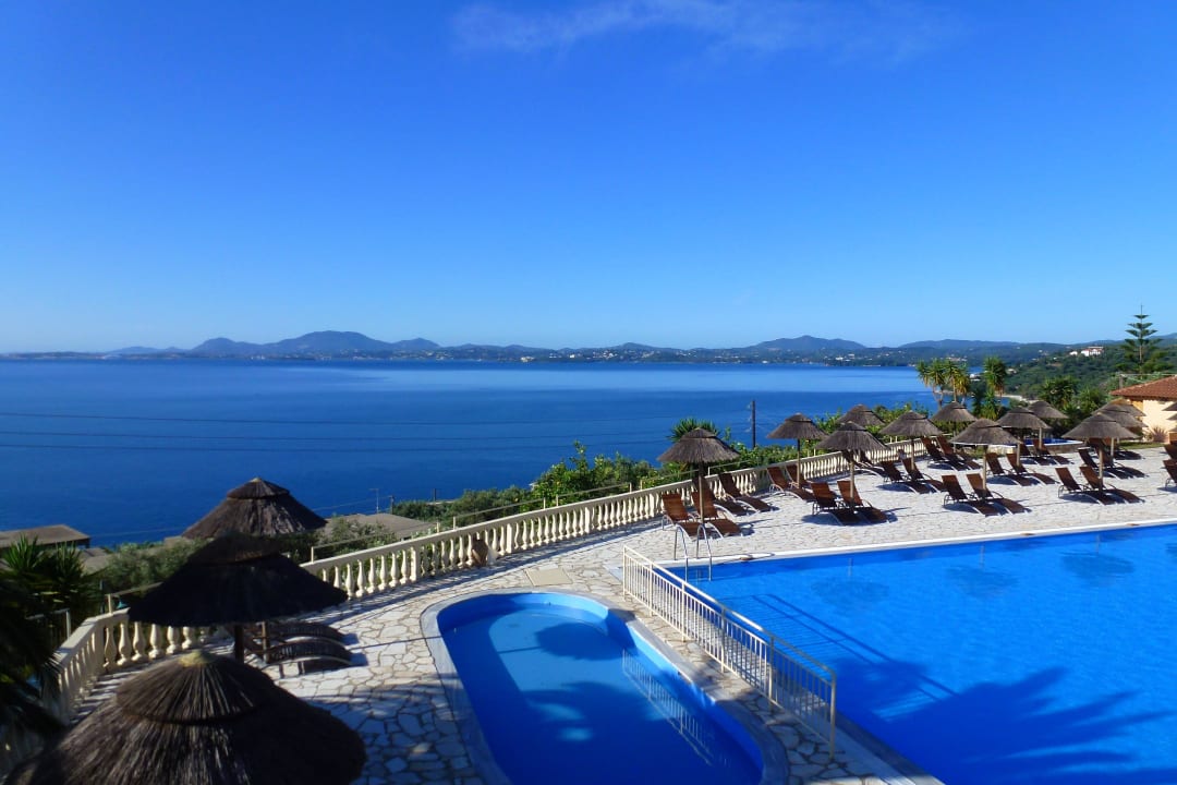 Blick über den Pool und die Bucht hinüber zur Insel Hotel Pantokrator