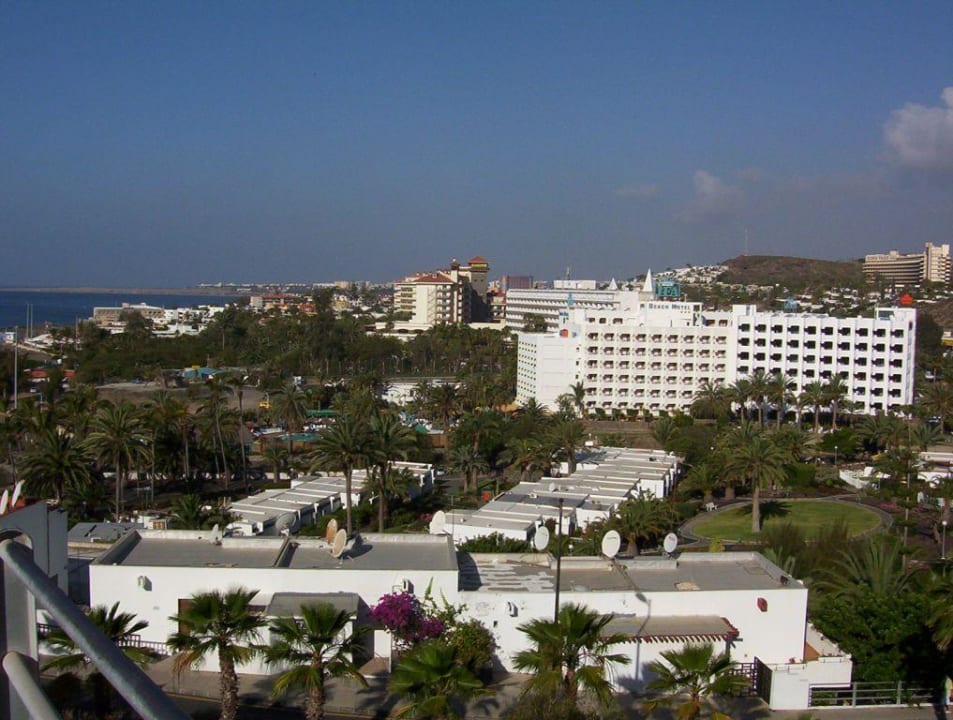 Weitläufige Ansicht vom Aussichtsberg Corallium Beach by Lopesan Hotels - Adults only