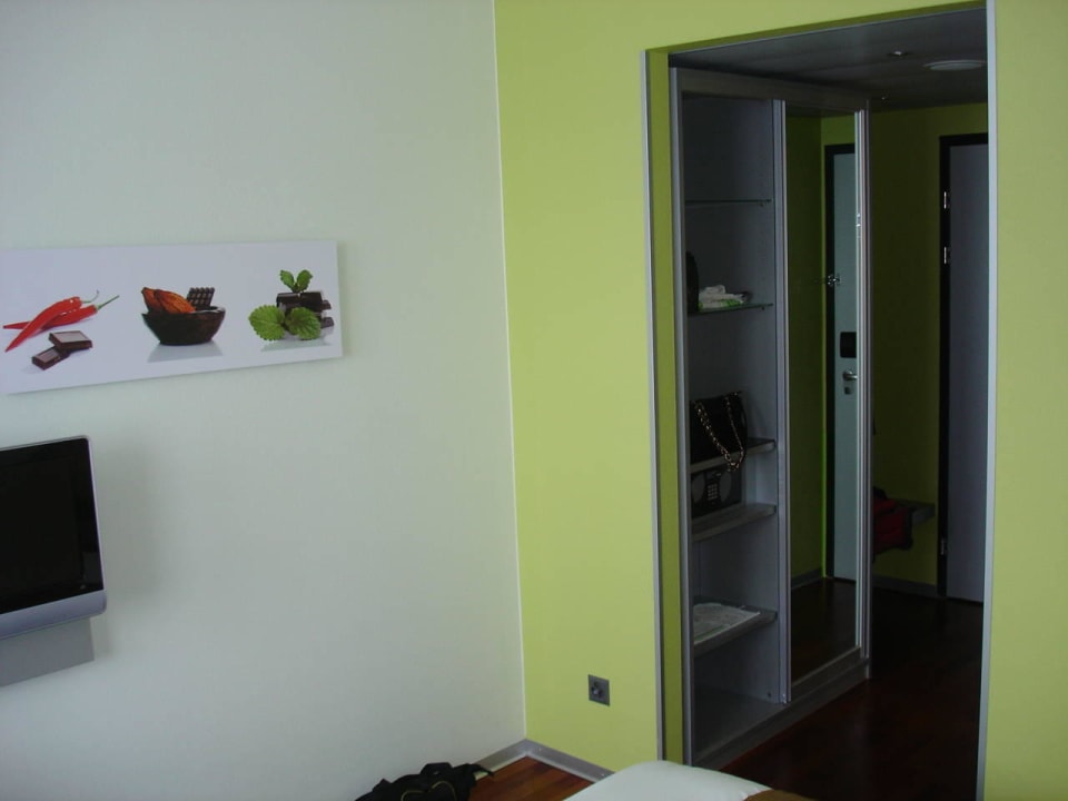 Eingangsbereich zum Zimmer mit Schrank Holiday Inn Bern - Westside