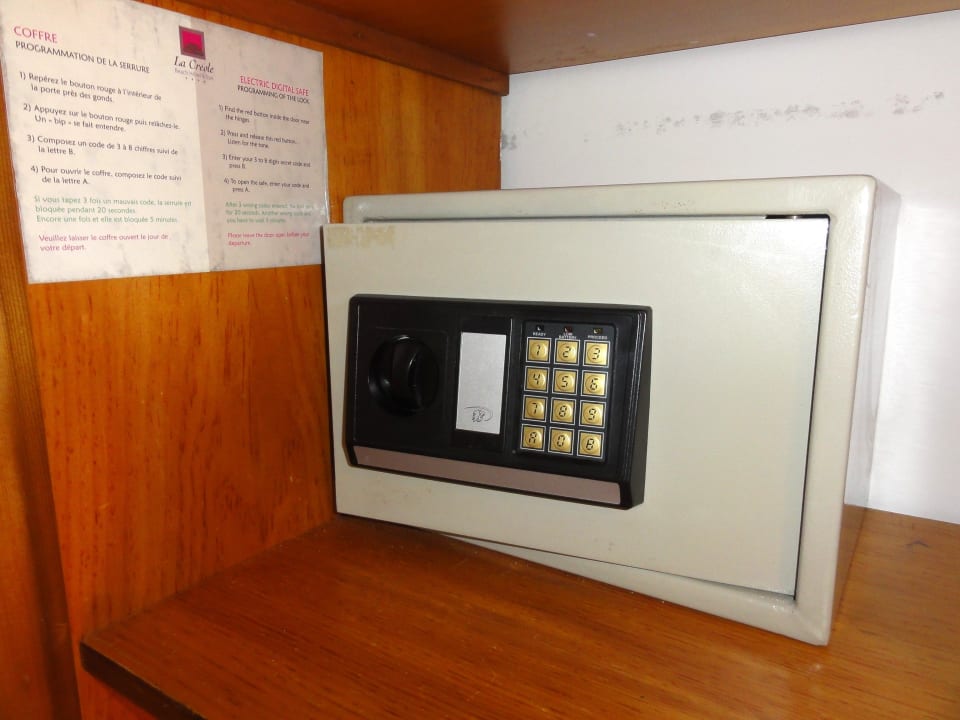 Safe im Kleiderschrank La Creole Beach Hotel & Spa