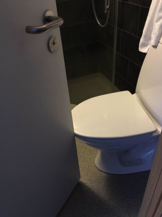 Türe hat 1 cm Platz zum Klo Fosshotel Lind