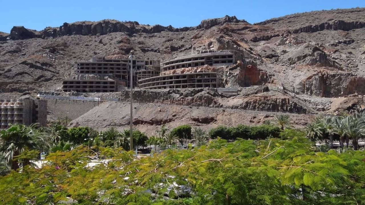 Zimmer-Blick auf 10 Jahre alte Hotel-Ruine LIVVO Costa Taurito