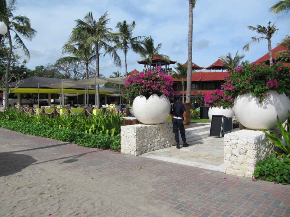 Eingang vom Strand Holiday Inn Resort Baruna Bali