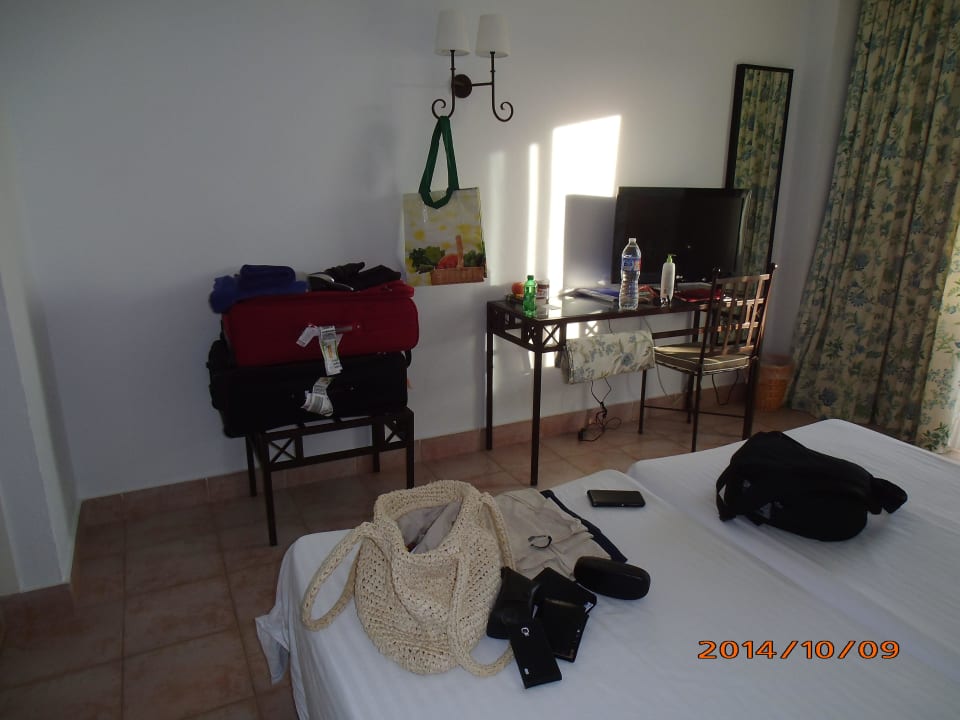 Zimmer B 38, Blick zum Schreibtisch, TV FERGUS Conil Park