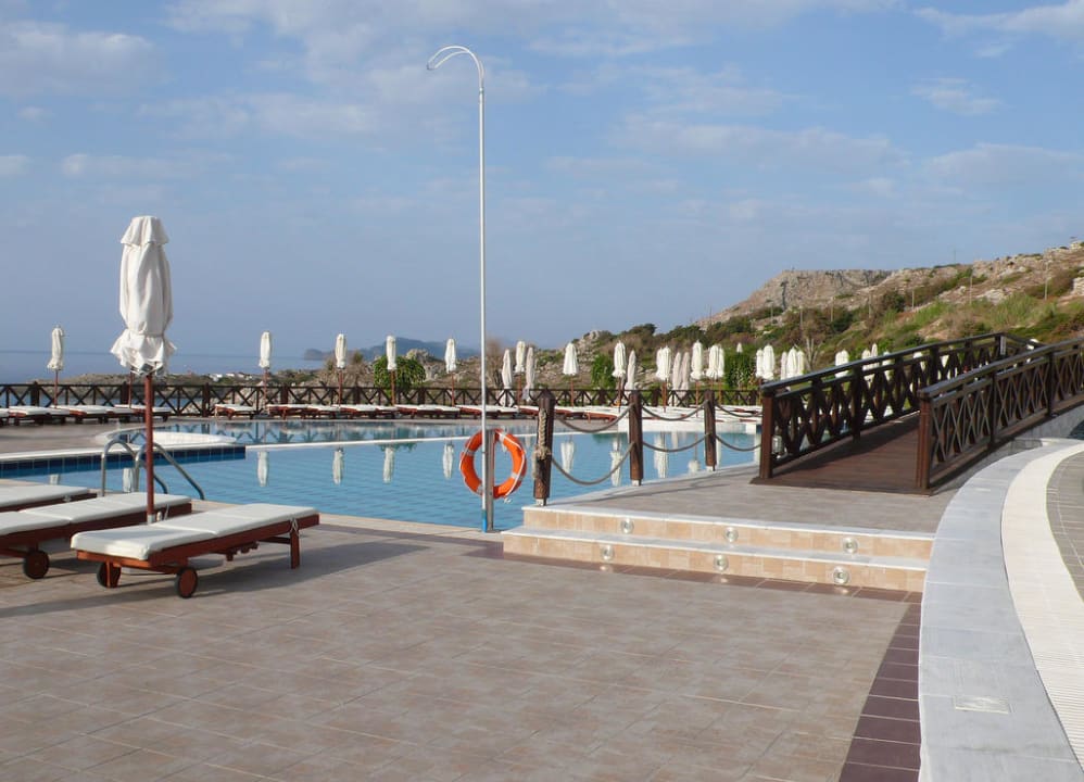 Blick auf den oberen Pool (der Weg zum Strand)  Hotel Kalithea Horizon Royal