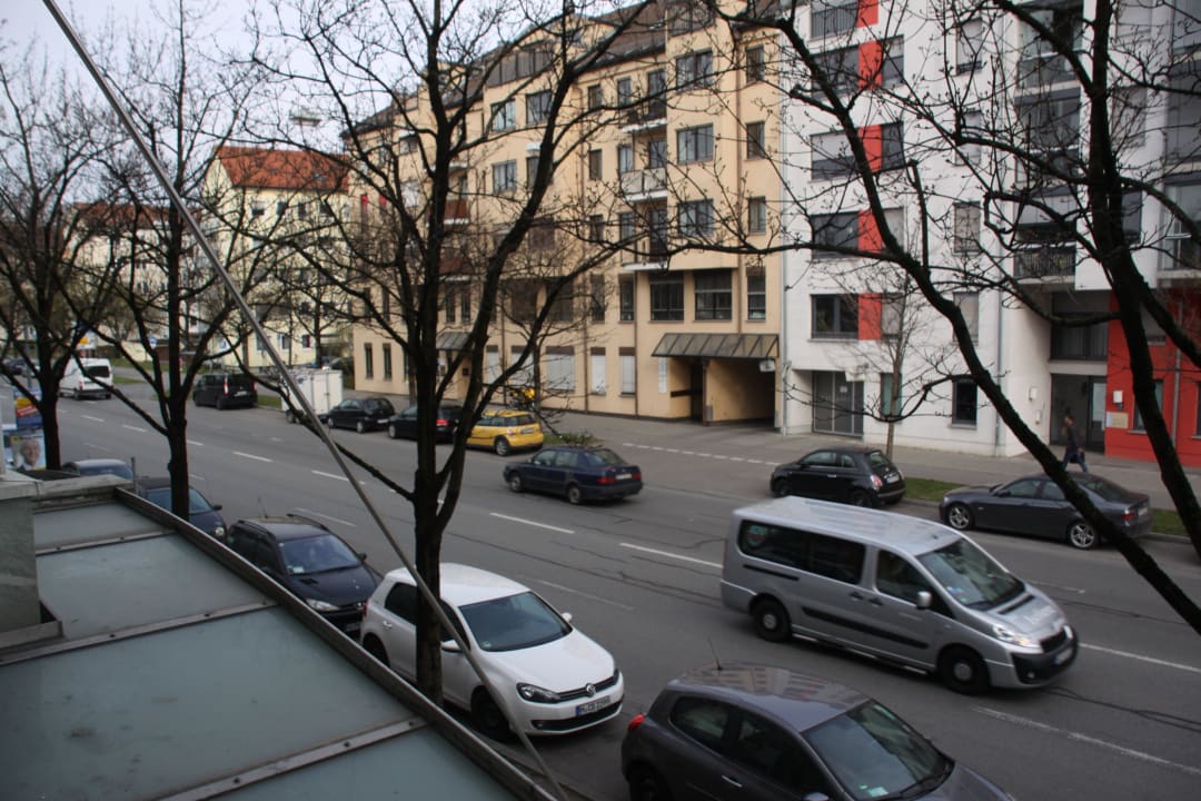 Auf die viel befahrene Straße.... Leonardo Hotel München City West