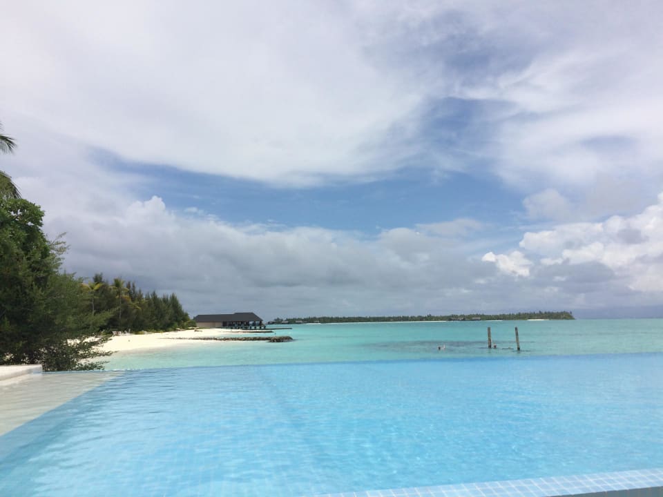 Blick vom Pool zum Meer Summer Island Maldives