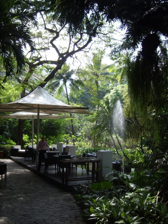 Draussen frühstücken.. Movenpick BDMS Wellness Resort Bangkok