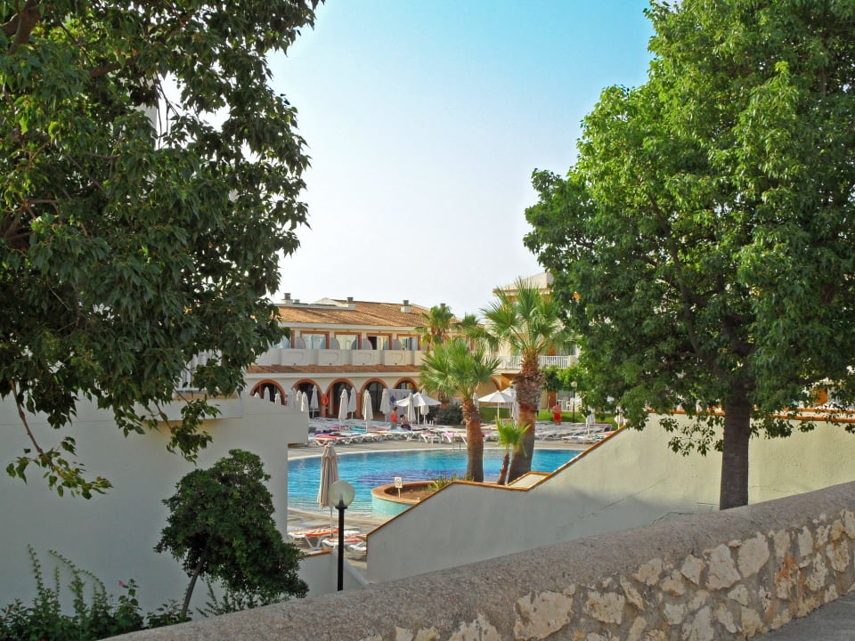 Blick zum "unteren" Pool blau punta reina