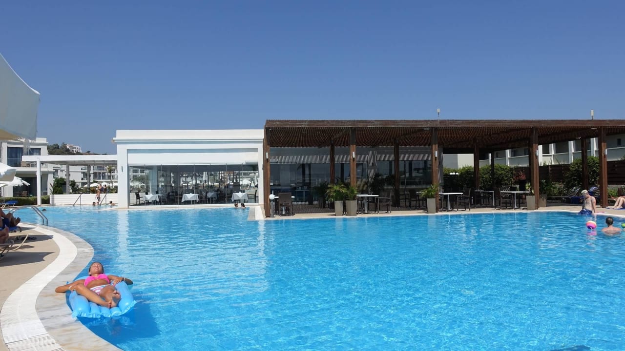 Pool nähe Strand Asterias Beach Resort