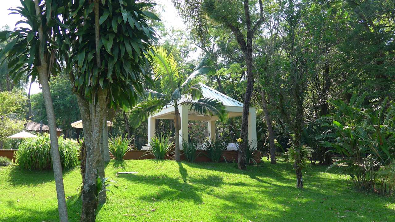 Schöner weitläufiger Garten Sanma Hotel