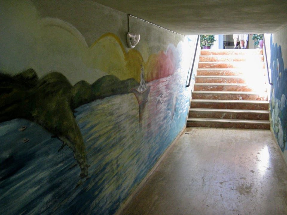 Tunnel(Strassenüberführung) Hotel Gardenia Beach