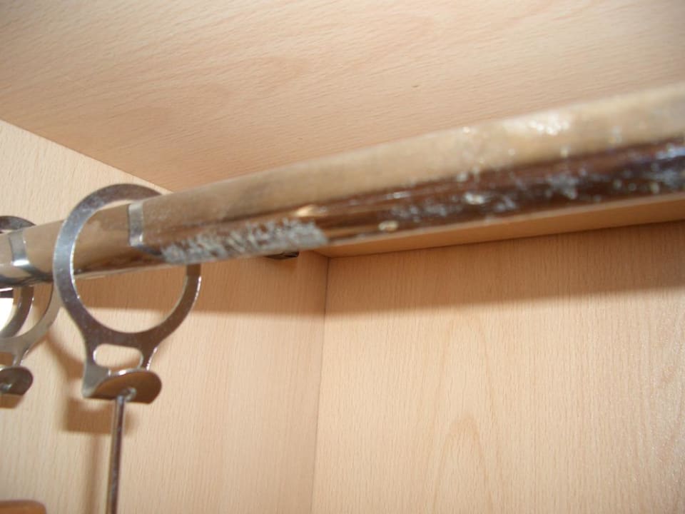 Kleiderstange im Schrank Hotel Nesrine