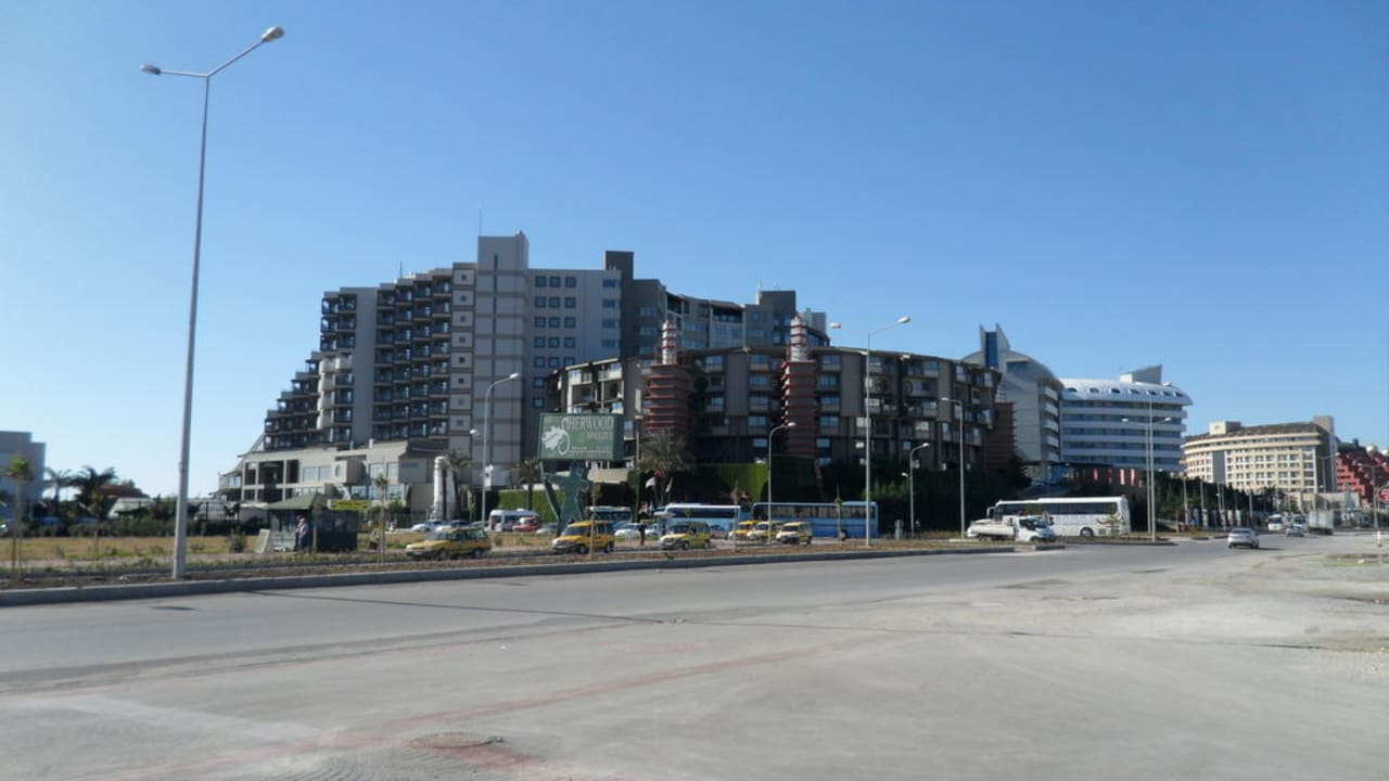 Hotel von der Straßenseite Limak Lara Deluxe Hotel & Resort