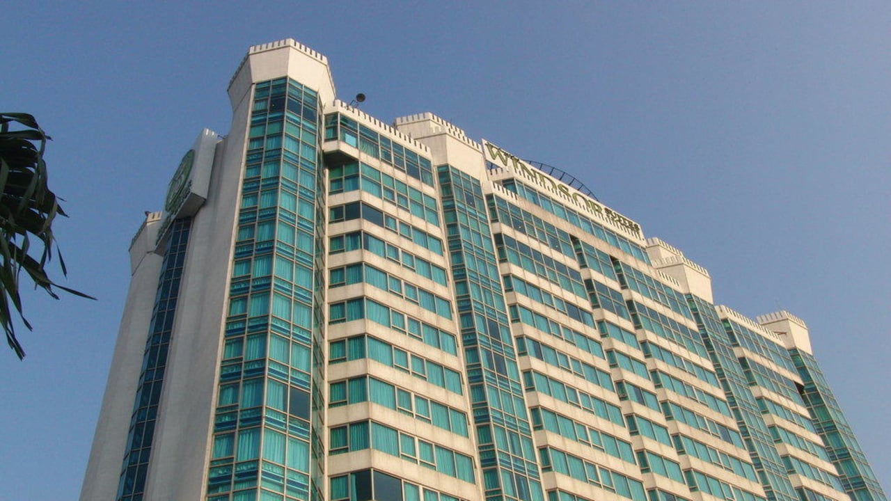 Ausblick vom Pool auf das Hauptgebäude Hotel Windsor Suites & Convention