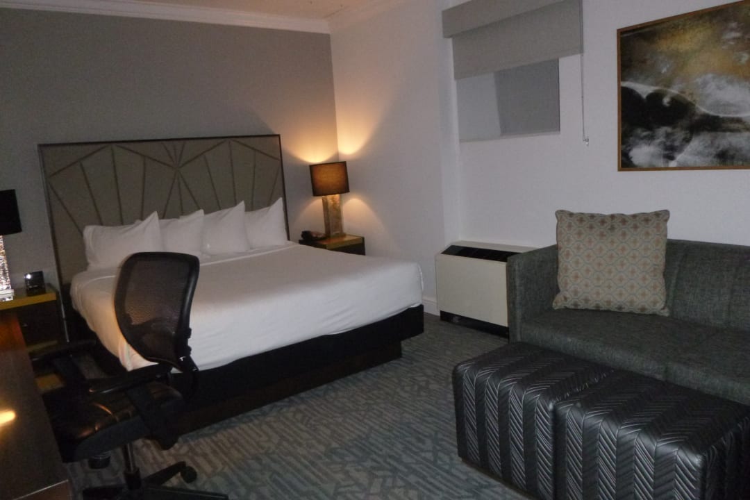 Zimmer Martinique New York on Broadway, Curio Collection by Hilton