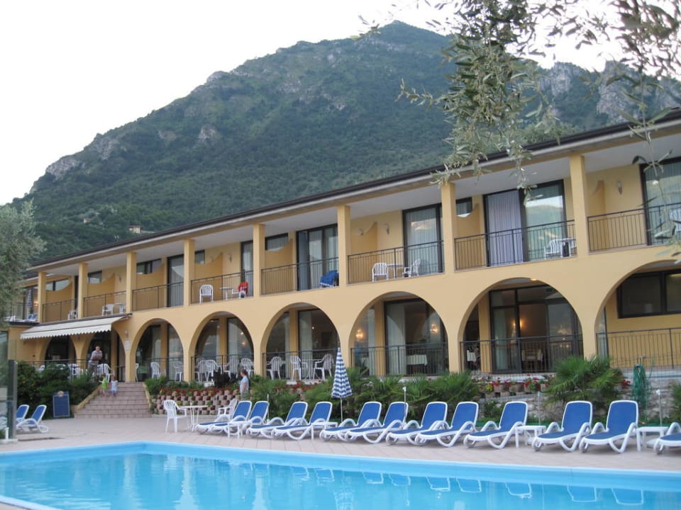 Außenansicht mit Pool Hotel Mercedes