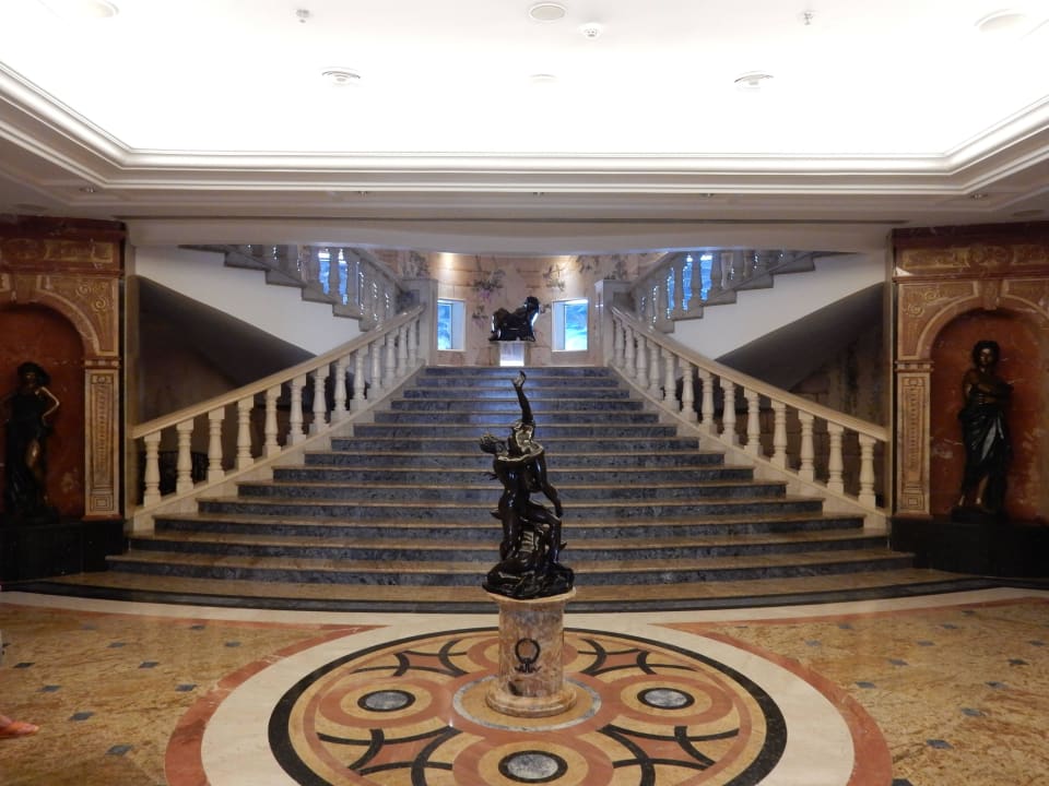 Haupttreppe in der Lobby Palm Royale Resort - Soma Bay