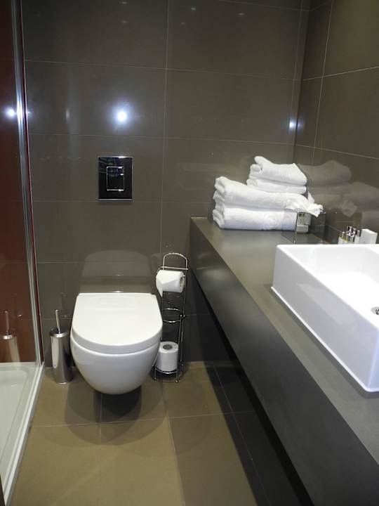 Sauberes Bad/WC Donnington Manor Hotel