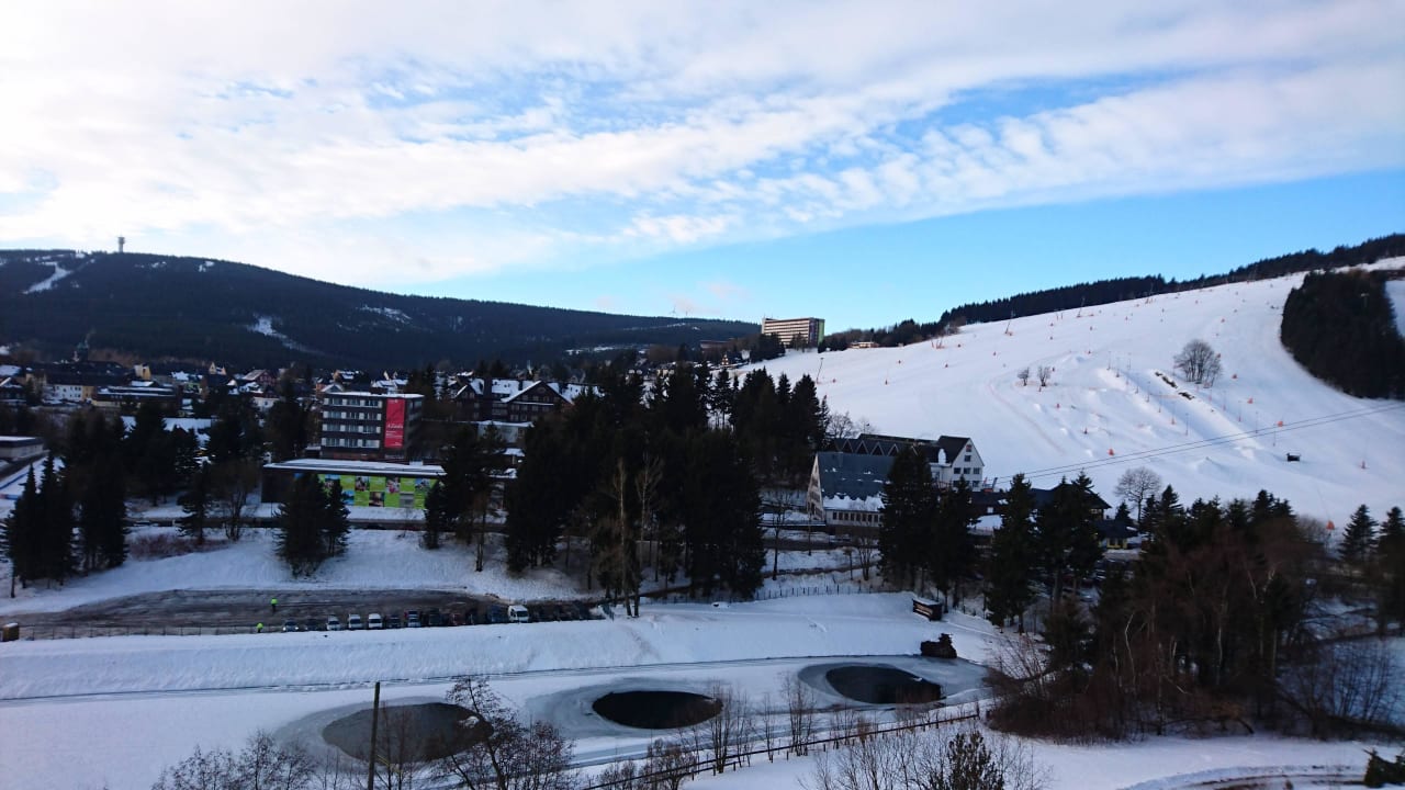 Blick auf die Piste und Fichtelberg vom Zimmer Best Western Ahorn Hotel Oberwiesenthal - Adults only