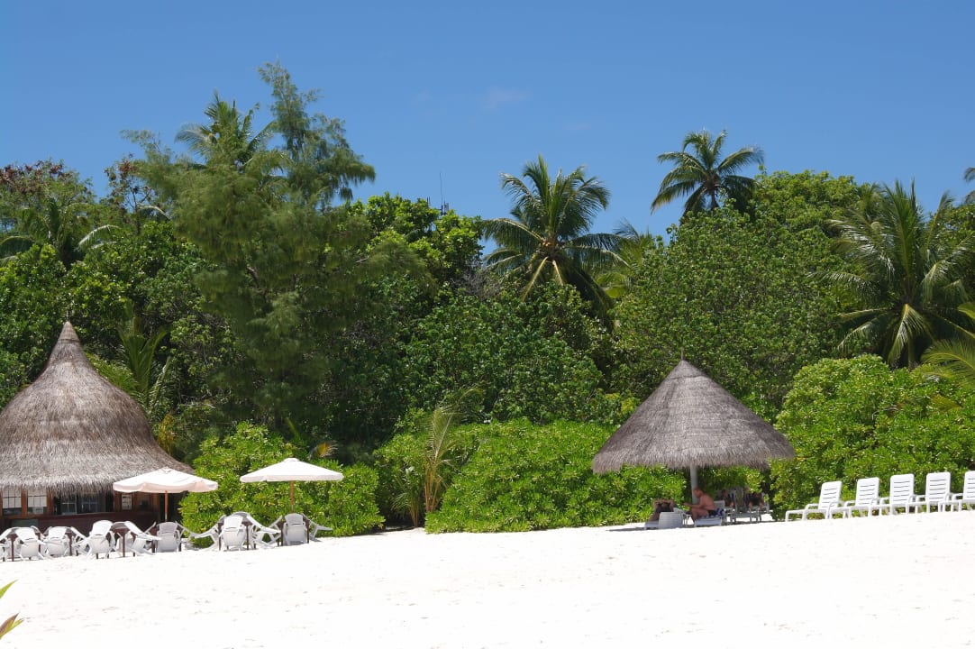 Hotel-Strand mit Blick auf die Strandbar Thulhagiri Island Resort