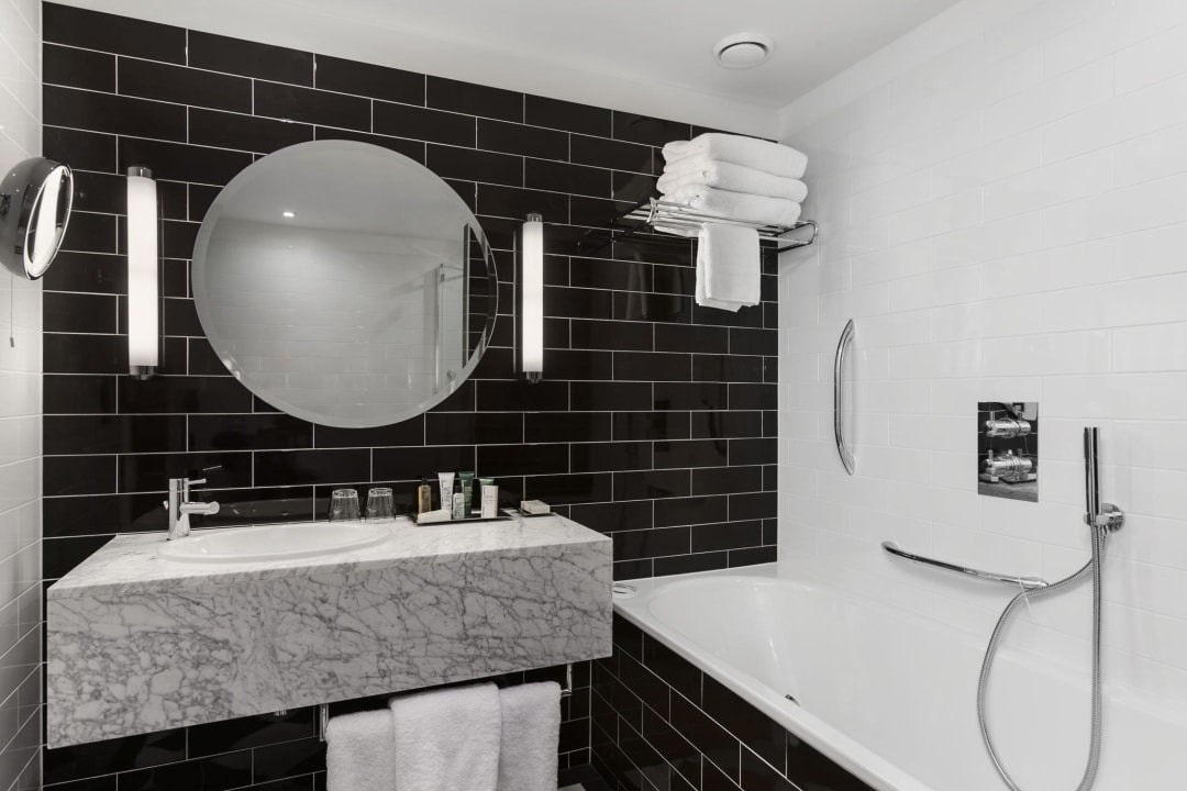 Guest room/bathroom Hilton London Wembley