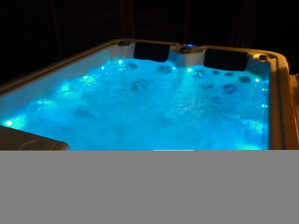 Jacuzzi der Wasservilla Kuramathi Maldives